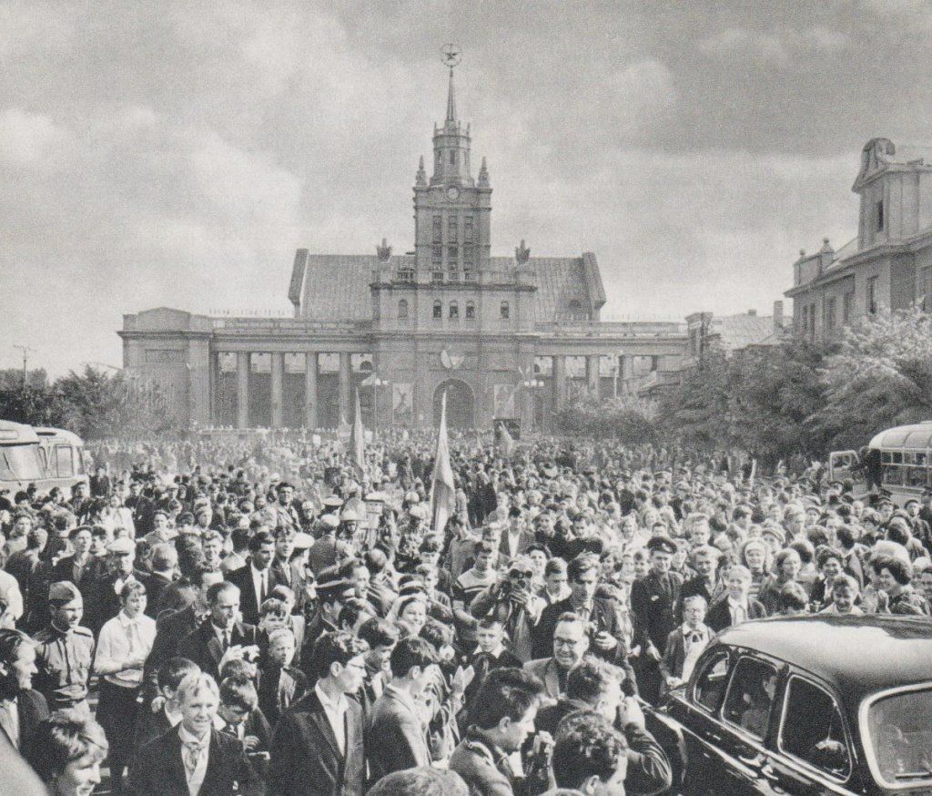 Читатель: Брест, ЖД вокзал. Кто в курсе, в какому году сделано фото? Что за мероприятие происходило?