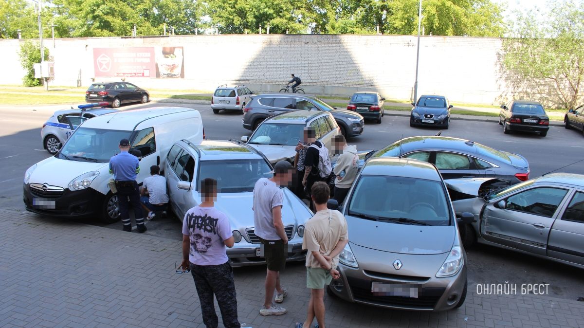 Читатель: Фото с места серьёзной аварии, которая произошла сегодня на Гоголя в Бресте