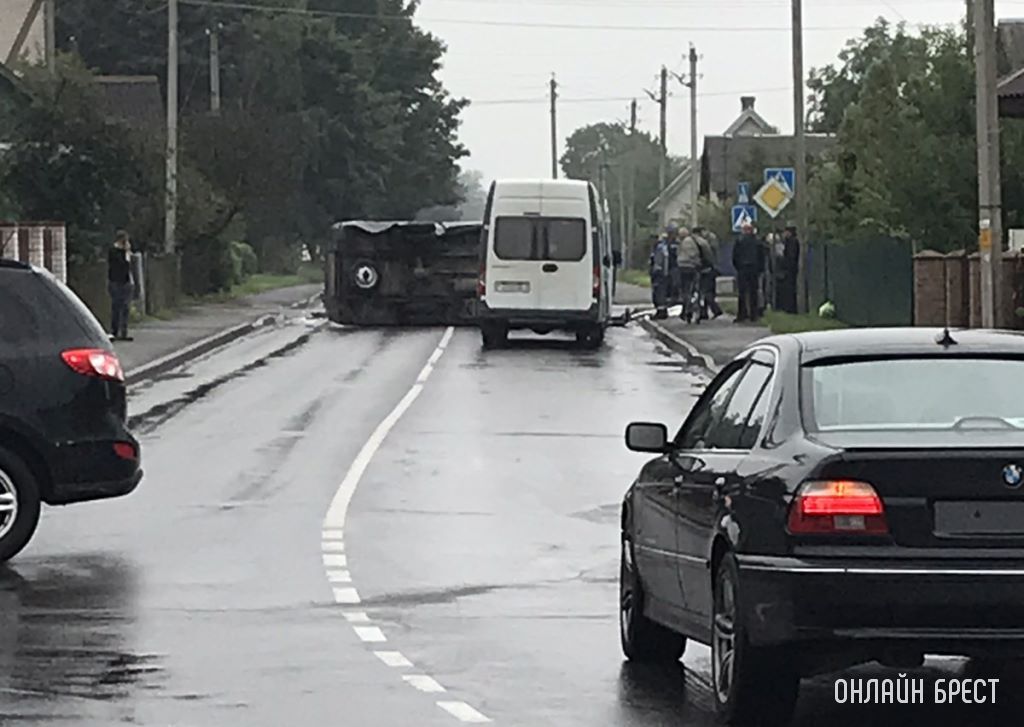 Брестская область. В Берёзе в результате ДТП автомобиль лёг на бок