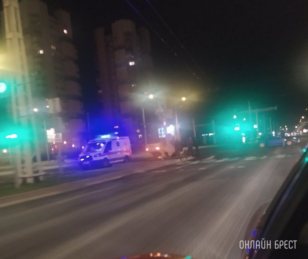 Очевидец: В Бресте на пересечении просп. Республики и Московской произошло ДТП. Автомобиль лежит на крыше