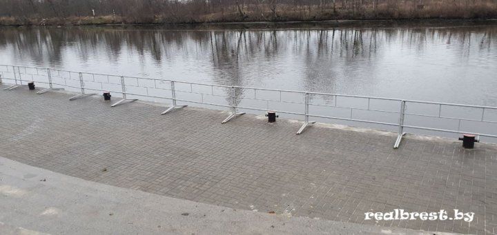 Удержат ли пластиковые хомуты ограждения на набережной в Бресте?