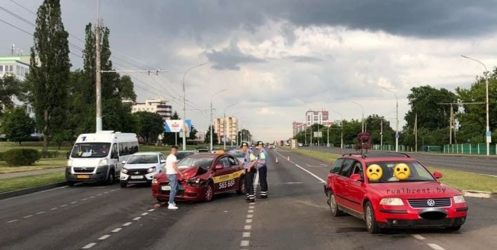Вчера в Бресте на Московской автомобиль такси попал в ДТП