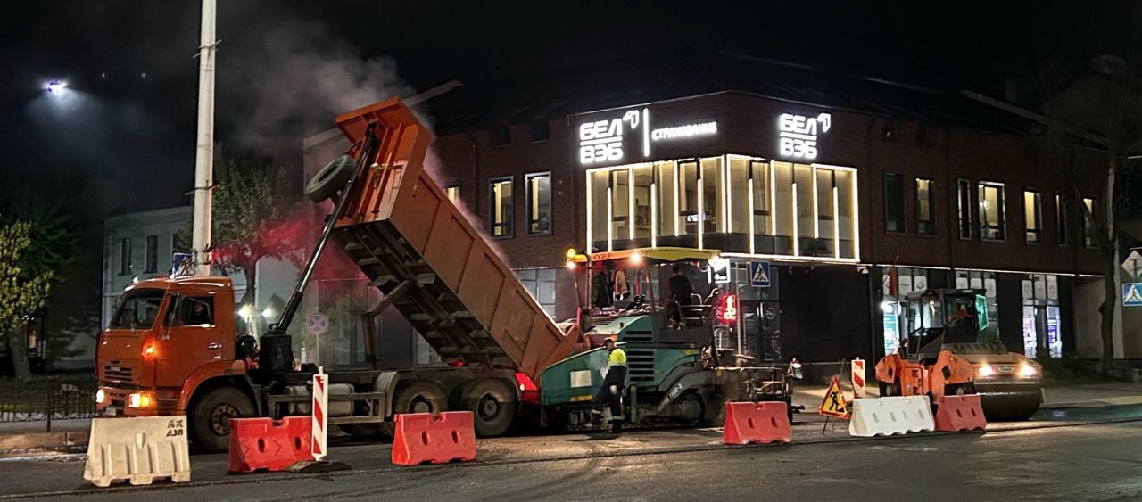 В Бресте на улице Ленина кипит работа по укладке асфальтобетона покрытия!