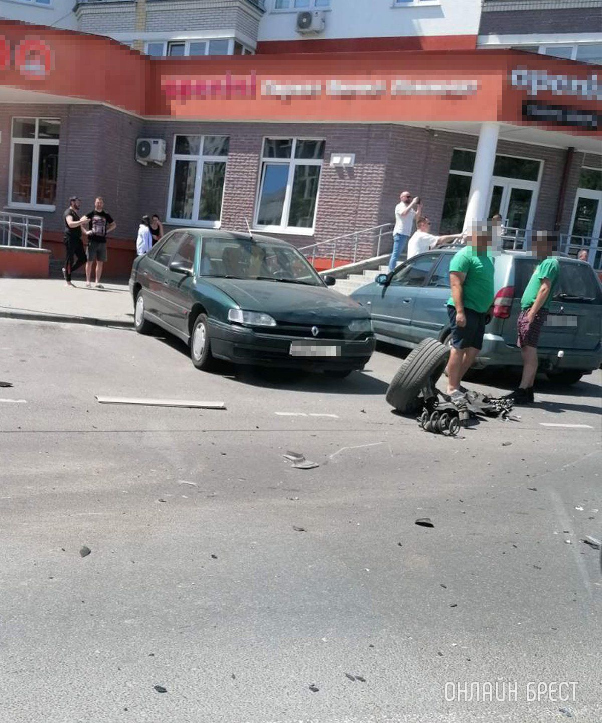 Читатель: Жесть! На Гоголя в Бресте произошло серьёзное ДТП. Пострадали несколько машин