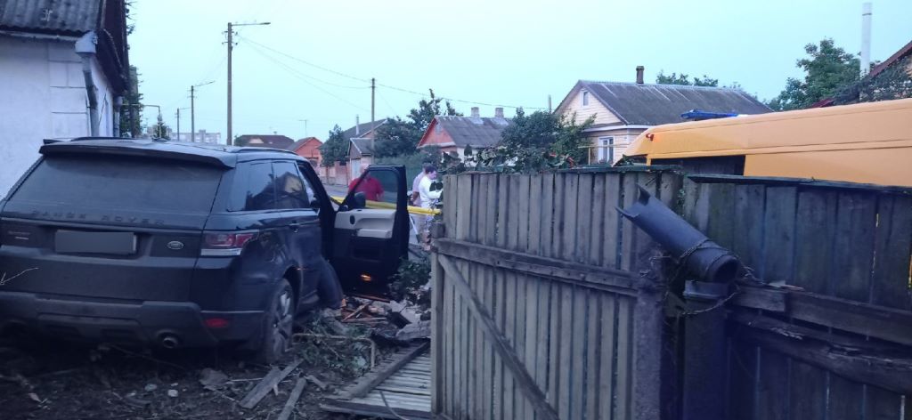 В Пинске автомобиль Range Rover попал в серьёзное ДТП