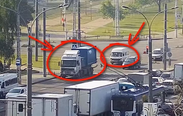 Бус врезался в грузовик на Пионерской в Бресте