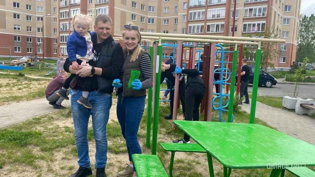 Молодые семьи города Бреста благоустраивали детскую площадку по улице Брестских дивизий