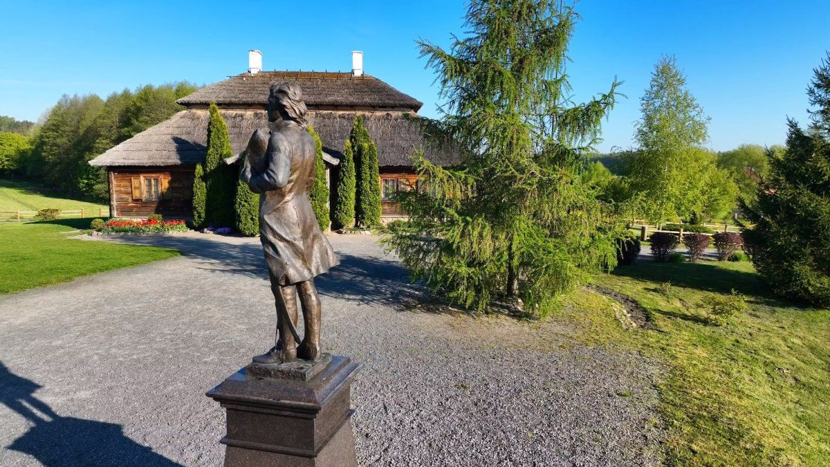 Дворец Пусловских после реконструкции и Дом-музей Тадеуша Костюшко