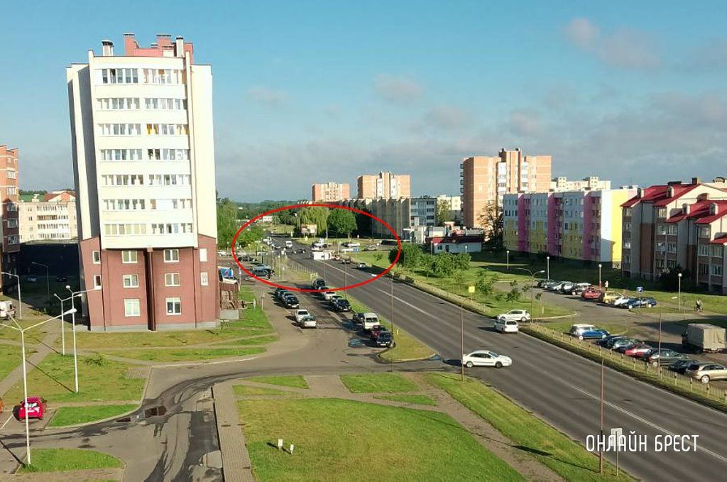 Очевидец: В Кобрине BMW столкнулся с автомобилем скорой помощи