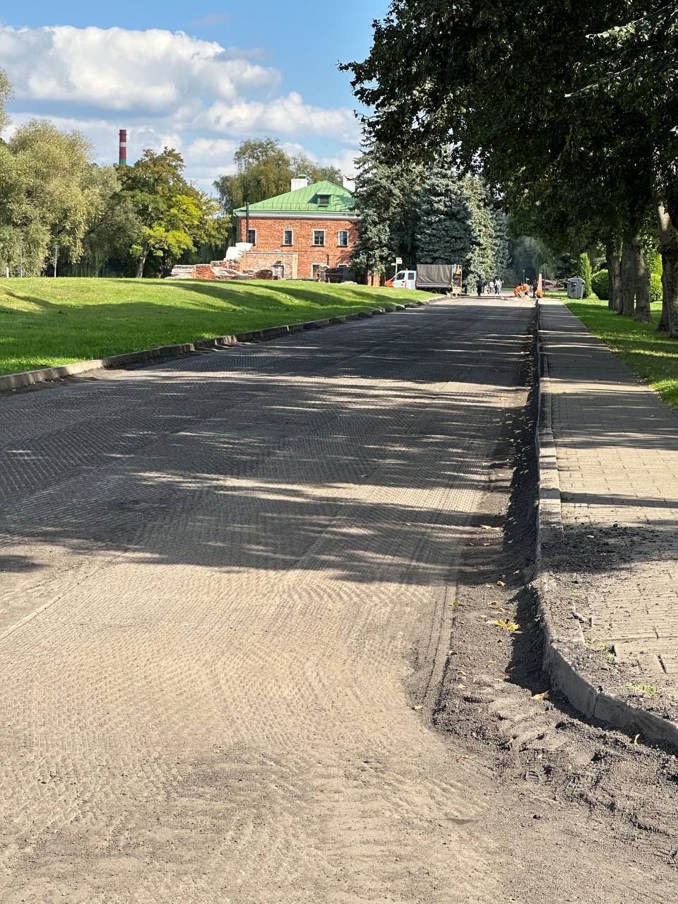В мемориальном комплексе «Брестская крепость-герой» ведутся подготовительные работы для укладки нового асфальтного покрытия