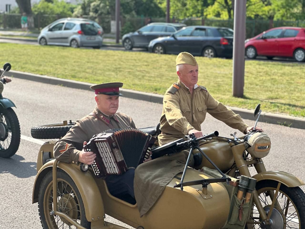Марш реконструкторов проходит сейчас по улицам Бреста