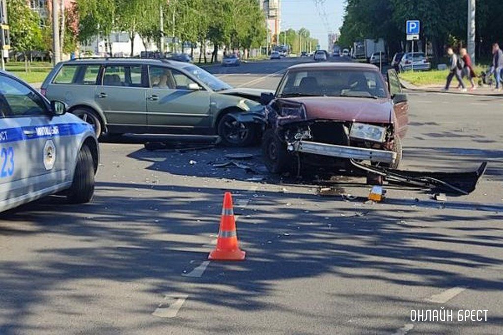 Читатель: Сегодня на Партизанском в Бресте серьёзно столкнулись автомобили. А на Зелёной в ДТП попали несколько авто