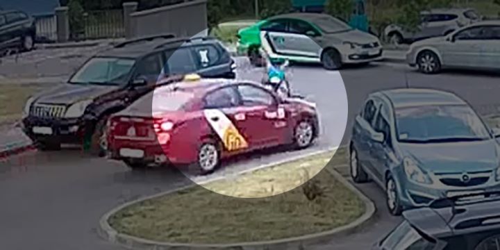 Почему нужно быть внимательным во дворе. Видео из минского двора