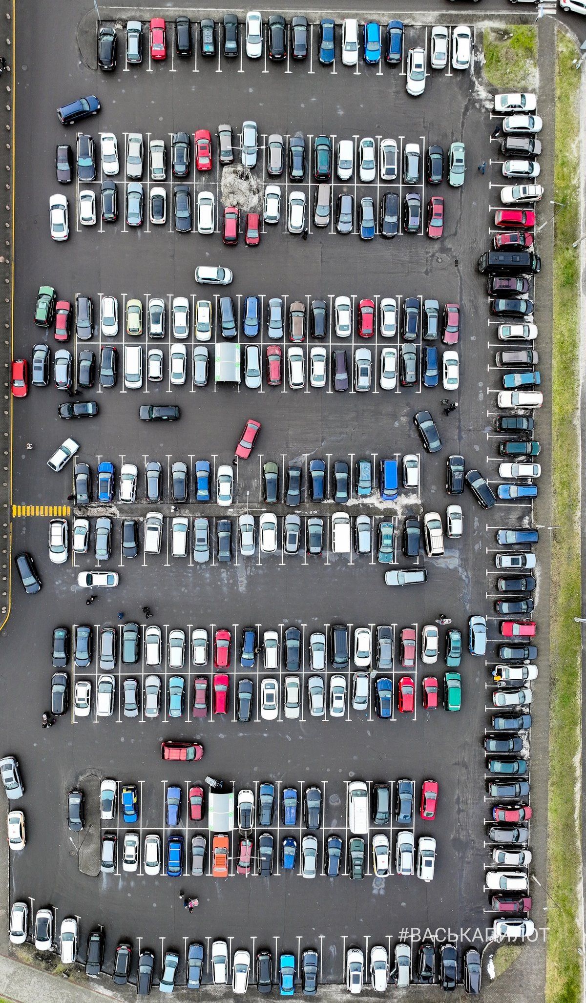 Почти все места возле магазинов заняты. Парковки Бреста перед Новым годом