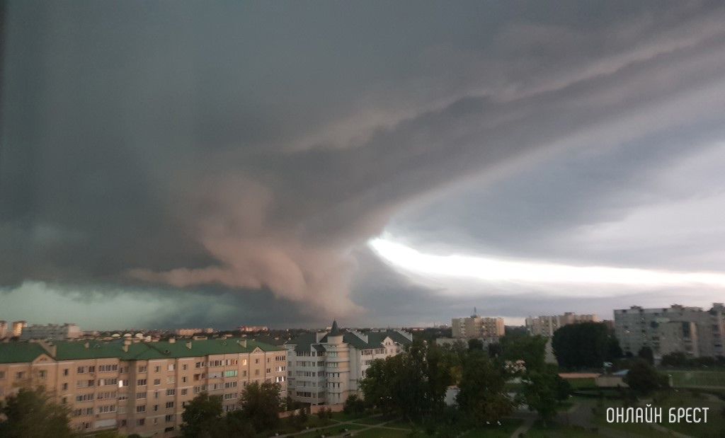 Ещё несколько фото утреннего неба над Брестом, снятые читателями сегодня