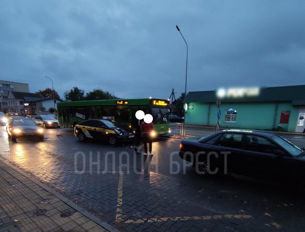 Читатель: Такси и легковушка. Сегодня утром возле остановки Брестских дивизий произошло ДТП