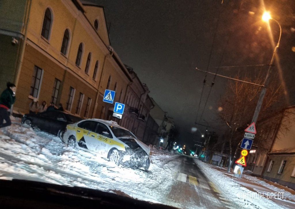 Очевидец: В Бресте на Комсомольской произошло ДТП с участием такси