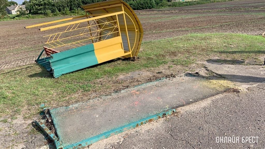 Брестский район. В Прилуках ветром повалило остановку