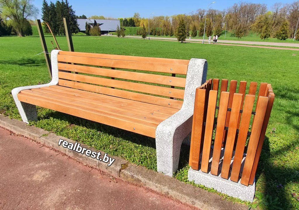 Красят танки и достают из воды деревья в Брестской крепости