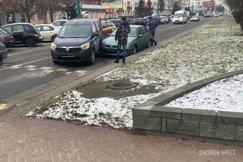 Очевидец: В Бресте на бульваре Шевченко столкнулись Peugeot и Renault