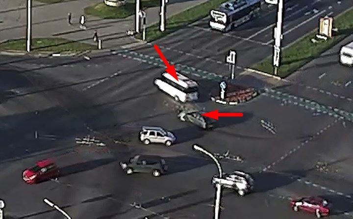 В Бресте на Московской легковушка врезалась в микроавтобус