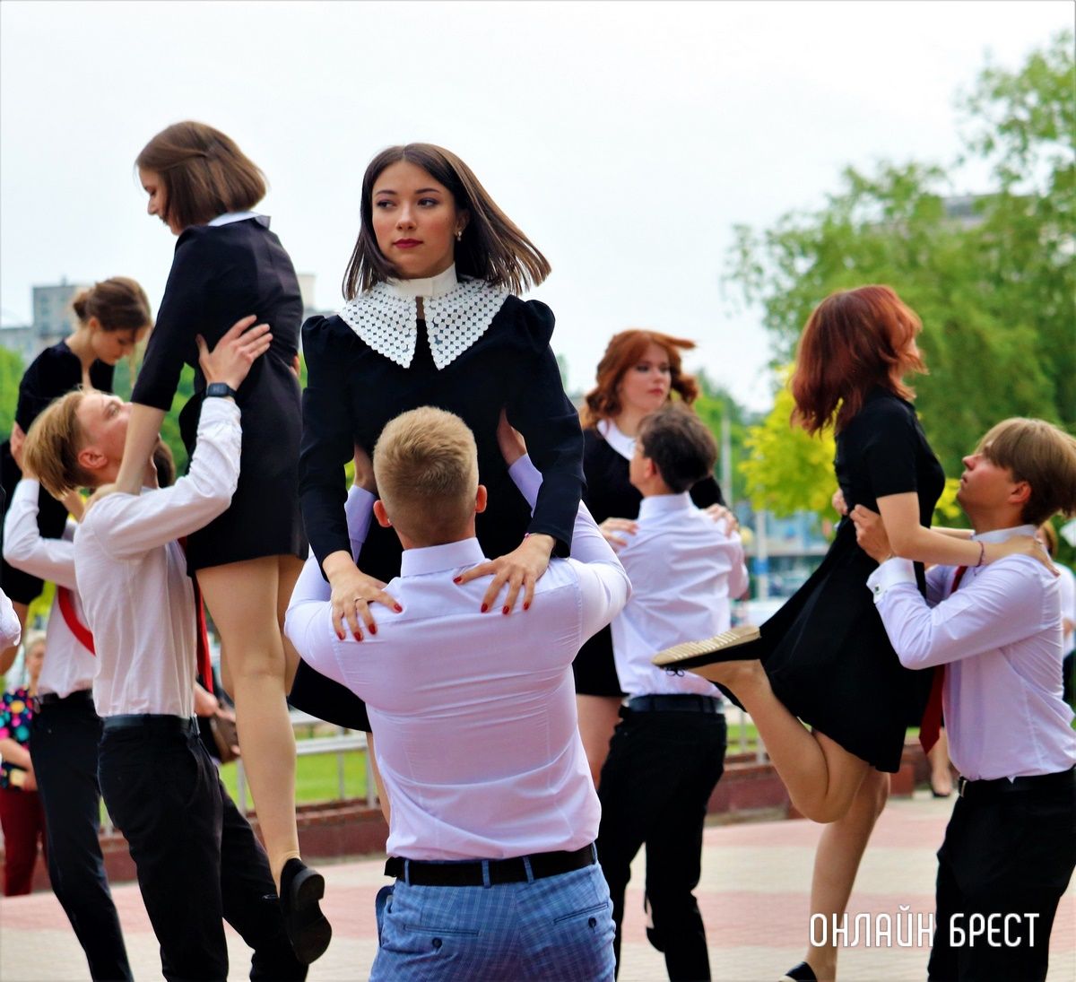Читатель: Школьный вальс на празднике выпускников Московского района г. Бреста
