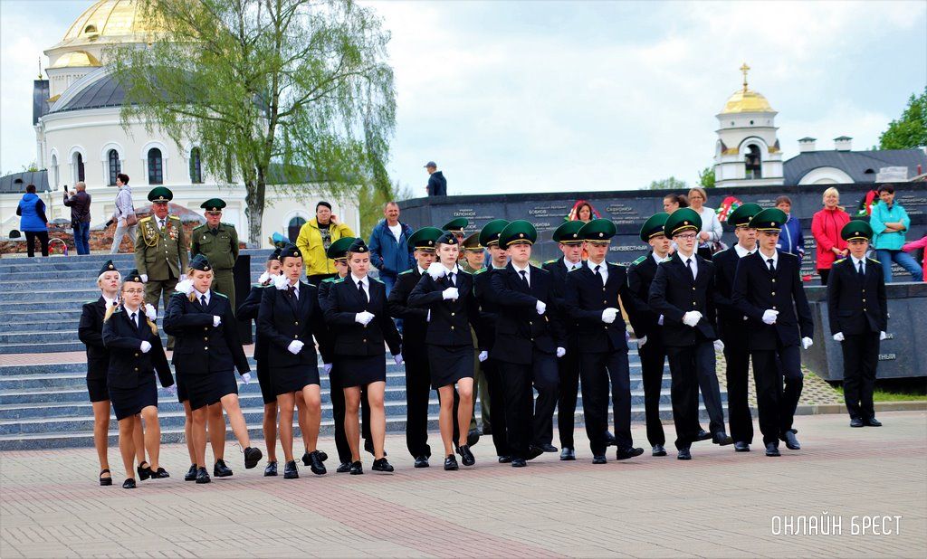 Читатель: Городской смотр строя и песни в Брестской крепости