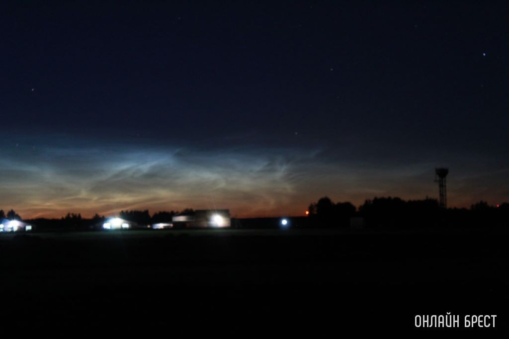 Данные фото сделаны этой ночью в 01:00. Очень красиво было! Кто подскажет, что это за природное явление?