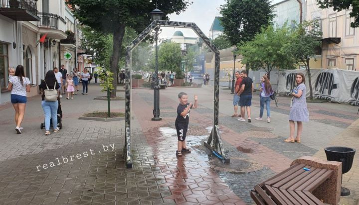 В Бресте установили охлаждающие арки