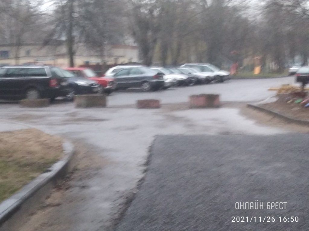 Читатель: Во дворе перекрыта дорога бетонными цветочниками, в основном это создаёт неудобства проезду машинам экстренной помощи