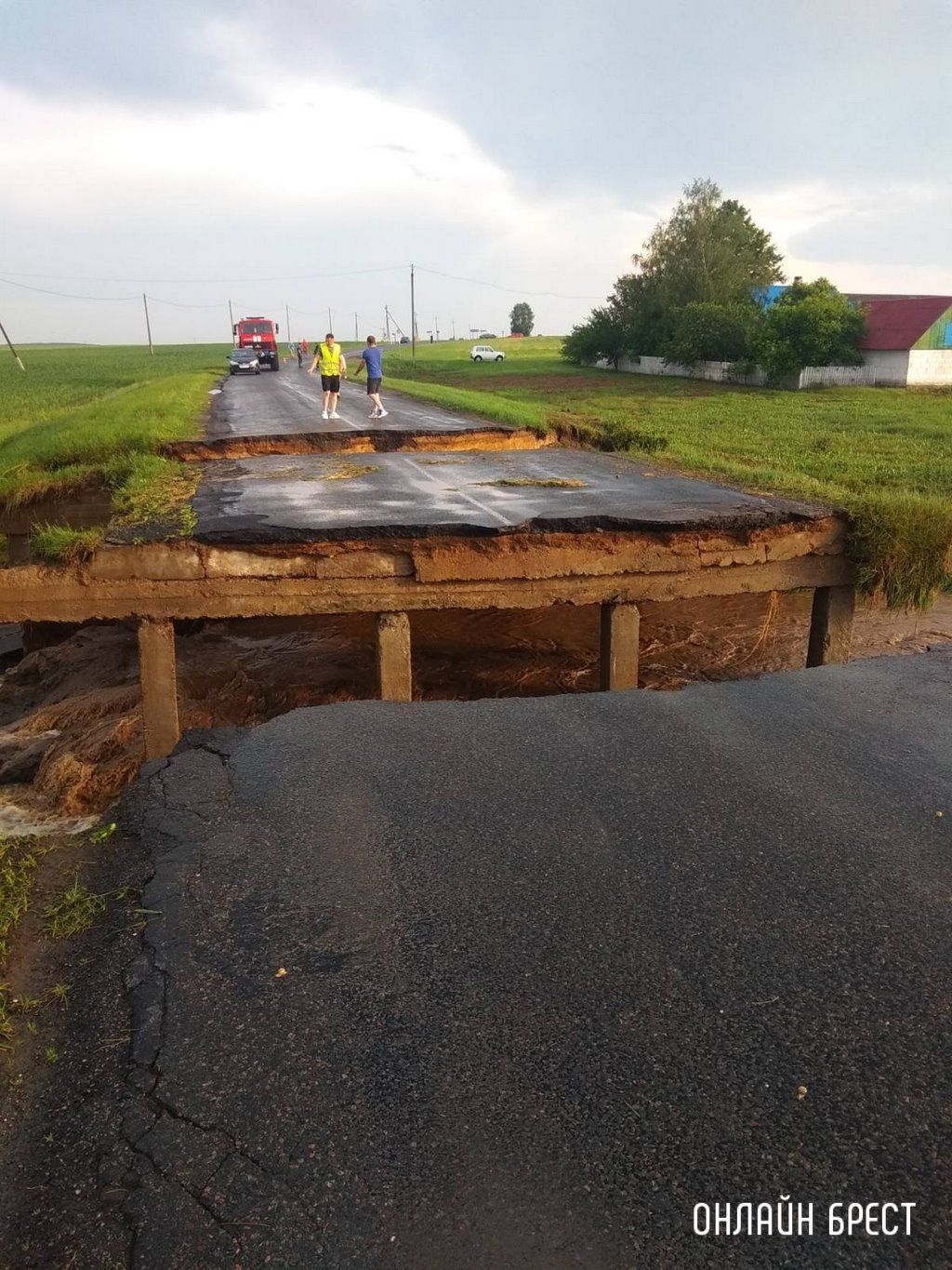 Читатель: Будьте осторожны! Недалеко от Бреста размыло дорогу