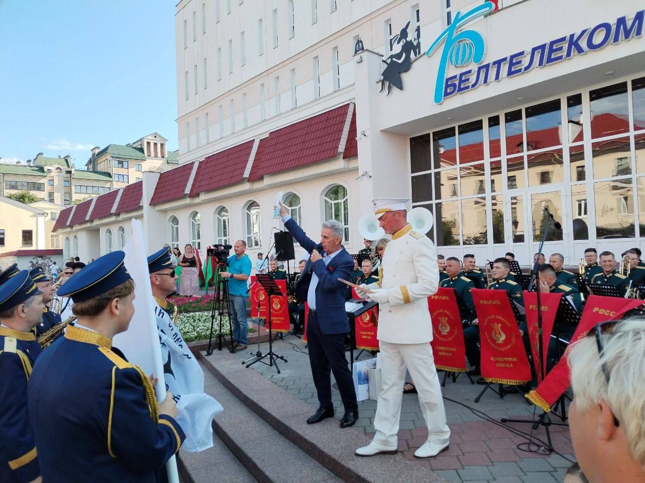 Тем временем на Советской много людей и музыки