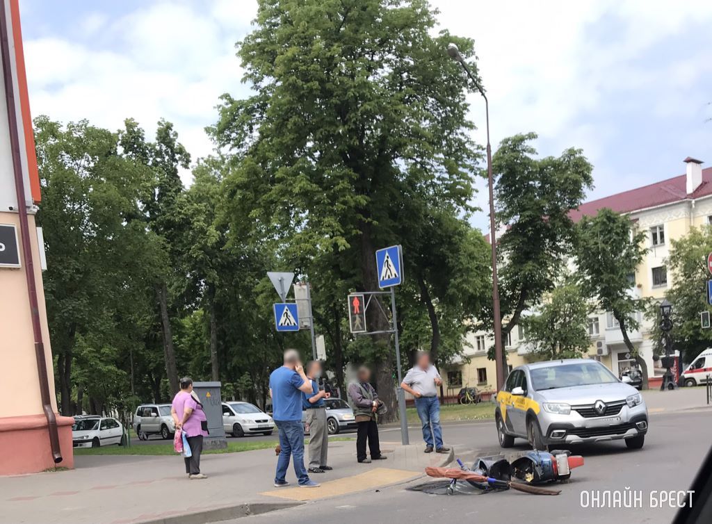 В Бресте на бульваре Космонавтов произошло ДТП. Скутер лежит на дороге