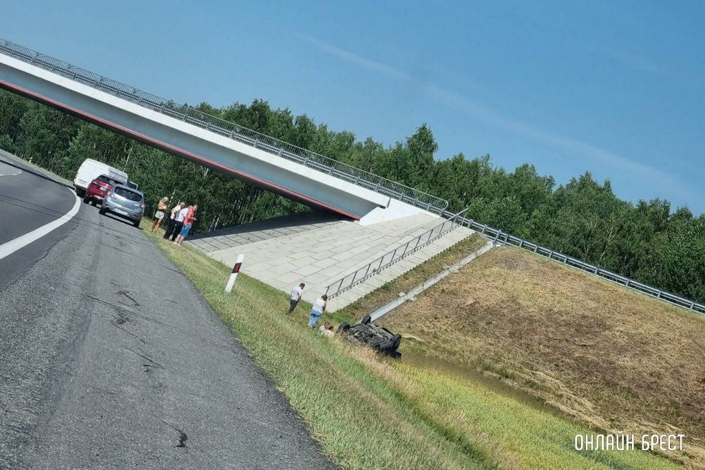 Очевидец: Сегодня возле Кобрина перевернулся автомобиль