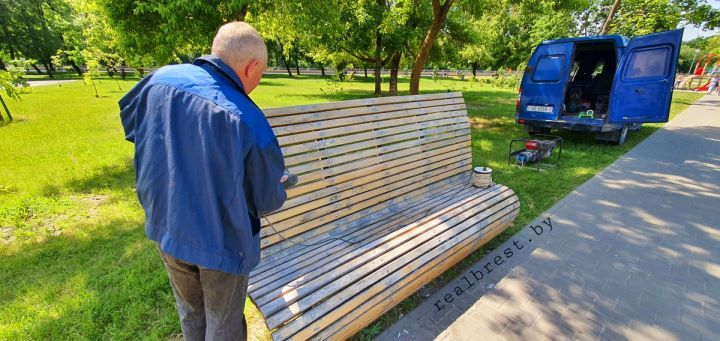 Осторожно! В Бресте на Набережной приступили к покраске лавочек