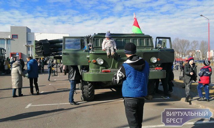 Выставка вооружения, военной и специальной техники Брестского гарнизона прошла у «ледового»