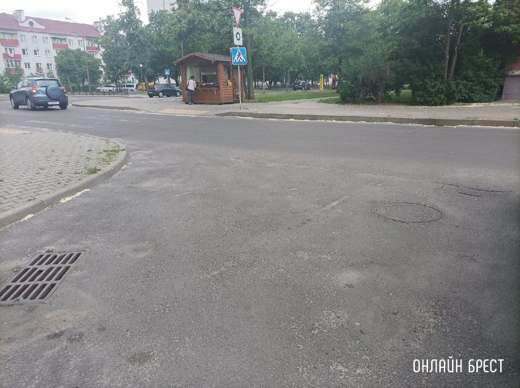 Читатель: Провал дороги на углу дома Гоголя, 82