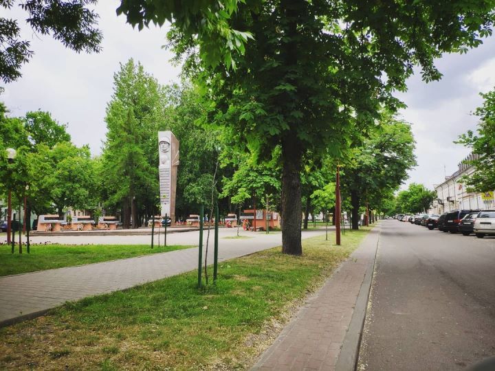 В сквере на площади Свободы когда-то был заборчик, который отлично защищал дорогу от внезапного появления детей на ней