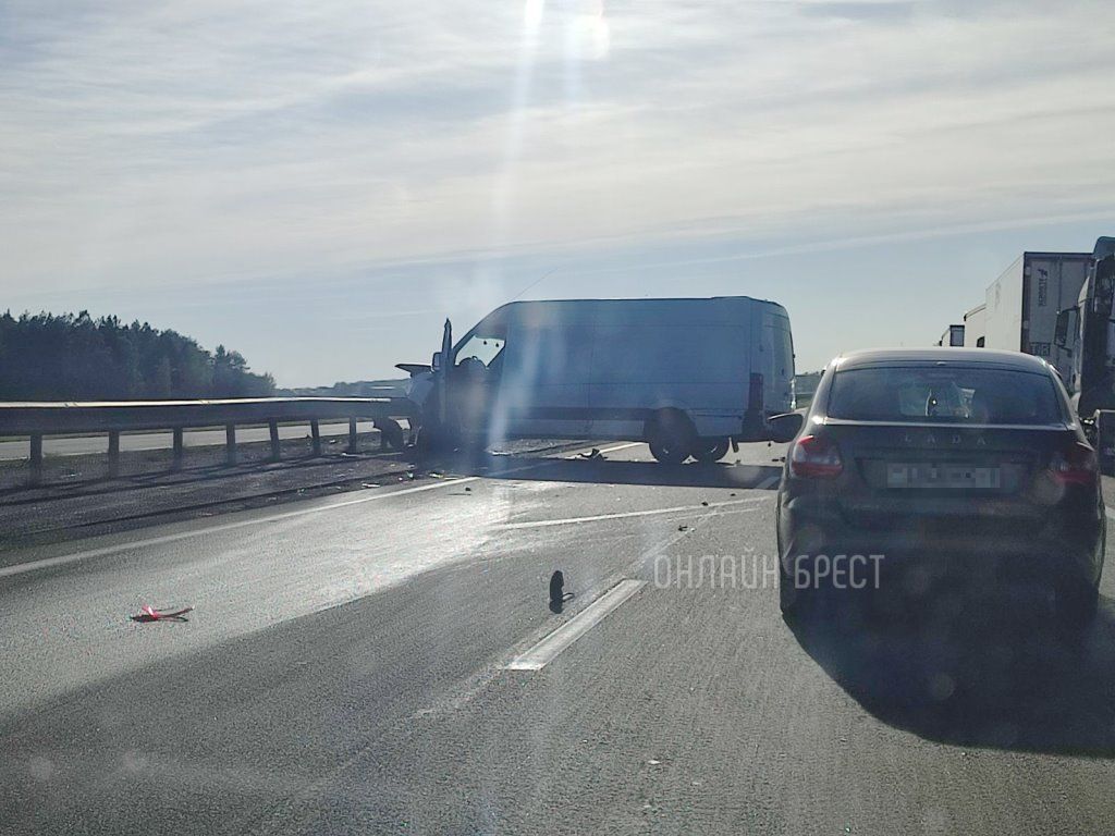 Очевидец: Под Брестом на трассе М1 произошло ДТП