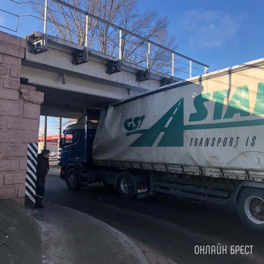 Читатель: Не проехал. Необычное ДТП произошло в Бресте возле Горбатого моста