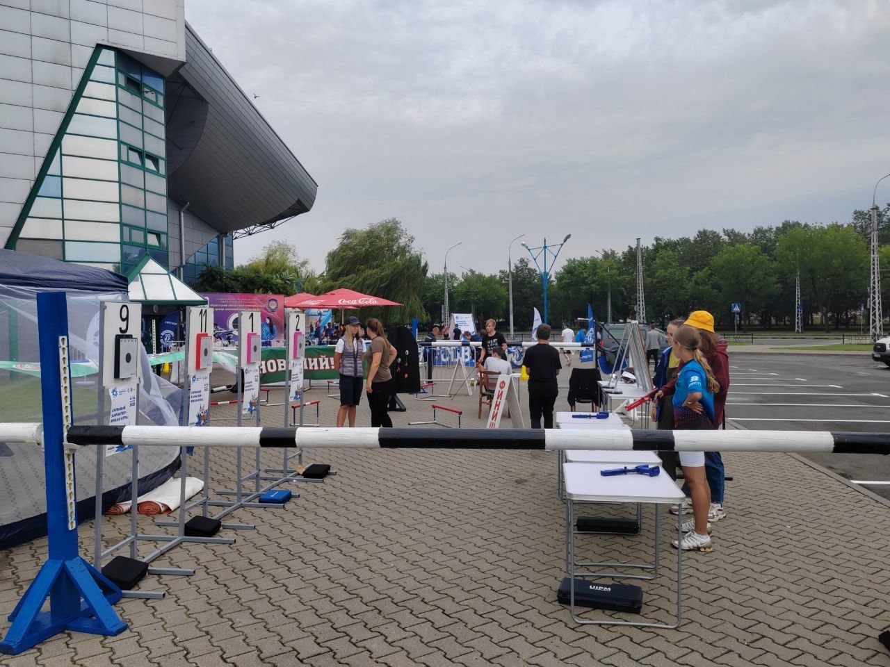 В Бресте перед «Викторией» развернулась выставка автомобильной техники правоохранителей, МЧС Первого региона, а также различные спортивные площадки