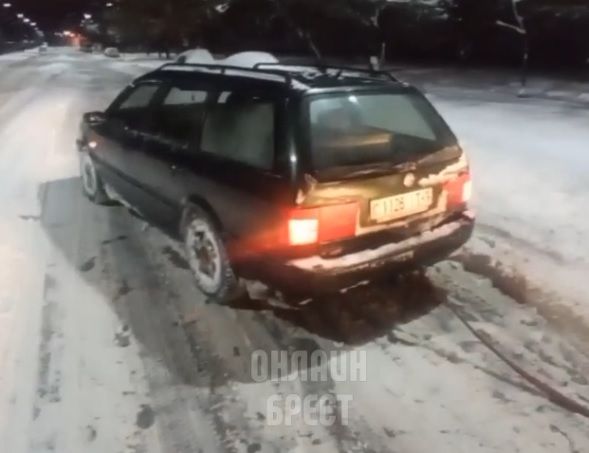 Читатель: Взаимопомощь на дорогах. В Бресте на Речице легковушка помогла фуре. Она не могла поехать, буксовала