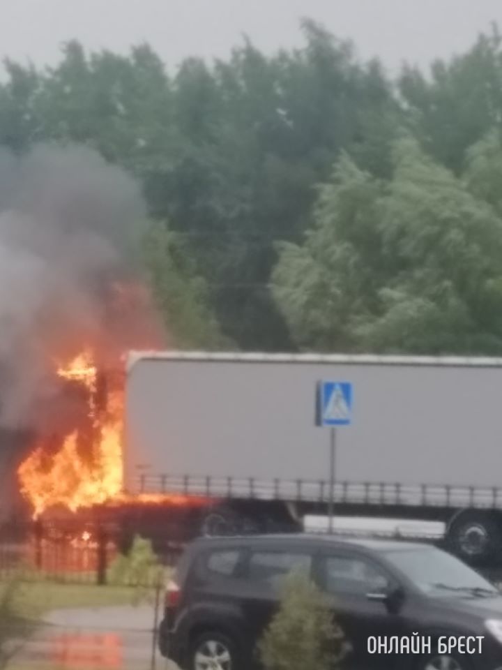 В Бресте на Рябиновой горит фура