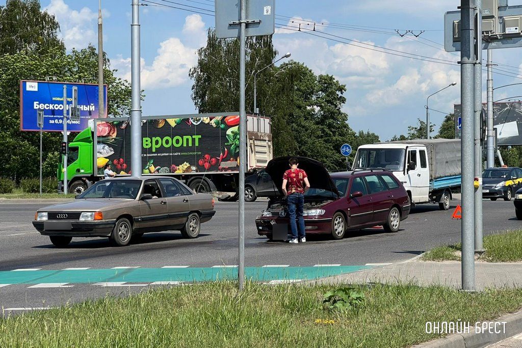 Очевидец: Сегодняшние ДТП в Бресте. Первое фото на Пушкинской-Кирова, а второе на Суворова
