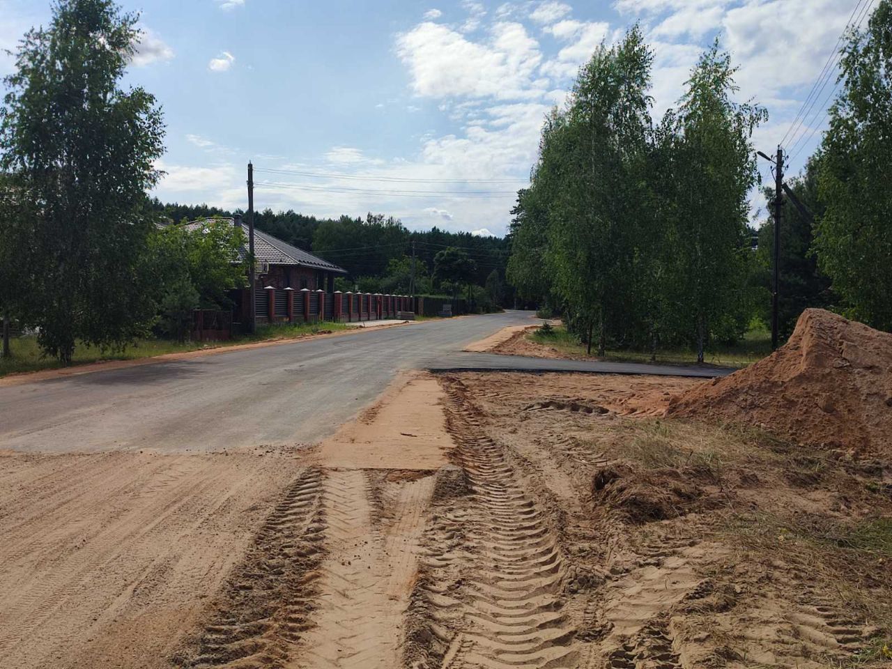 Прибужье приводит в порядок дороги. В деревне Гули укладывают асфальтное покрытие. Часть работ уже выполнена