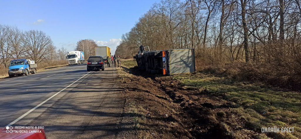 Очевидец: Брестская область. В Ивановском районе перевернулся большегруз