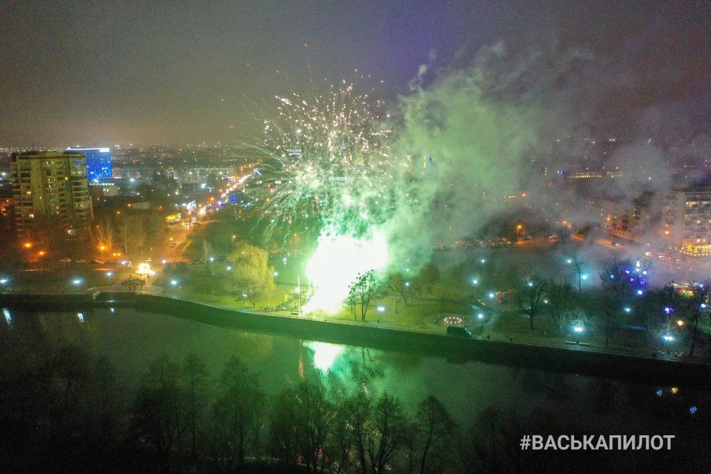 Открытии ёлки! Посмотрите, какой фейерверк был в Бресте на Набережной