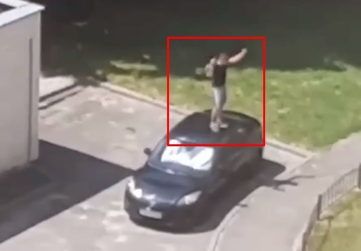 Что это было? В Бресте мужчина попрыгал на крыше автомобиля