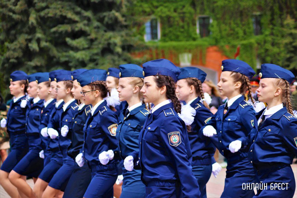 Читатель: Городской смотр строя и песни в Брестской крепости