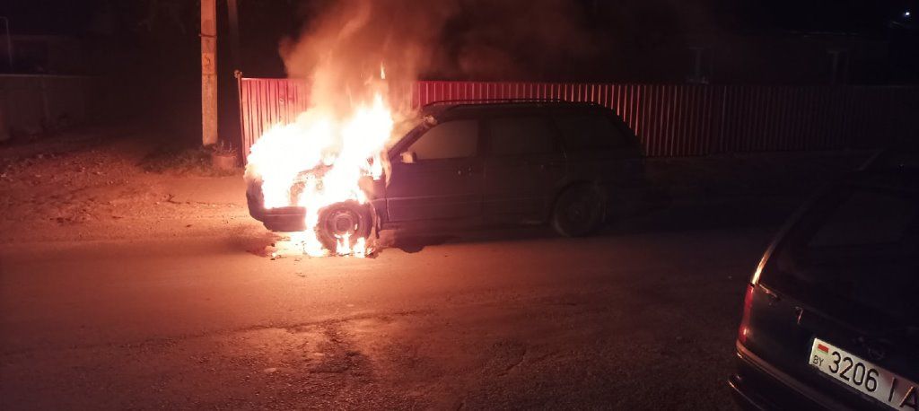 Брестская область. В Пинске возле магазина Lada горел автомобиль